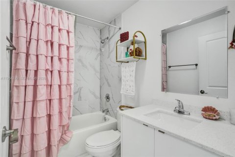 Casa en alquiler en Miami, Florida, 3 dormitorios, 107.67 m2 № 2026079 - foto 23