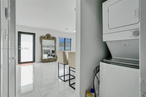 Casa en alquiler en Miami, Florida, 3 dormitorios, 107.67 m2 № 2026079 - foto 16