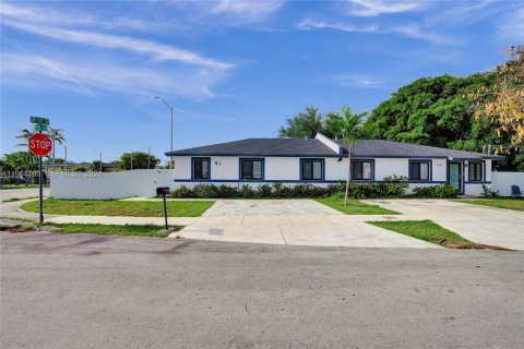 Casa en alquiler en Miami, Florida, 3 dormitorios, 107.67 m2 № 2026079 - foto 27