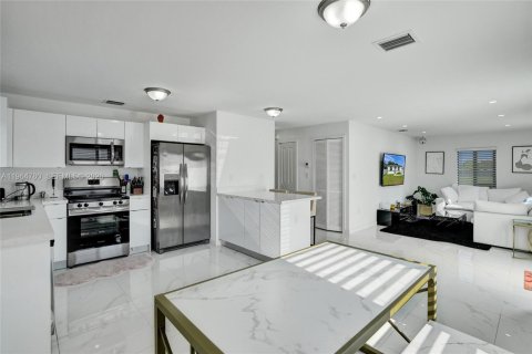 Casa en alquiler en Miami, Florida, 3 dormitorios, 107.67 m2 № 2026079 - foto 4