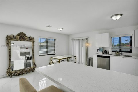 Casa en alquiler en Miami, Florida, 3 dormitorios, 107.67 m2 № 2026079 - foto 2