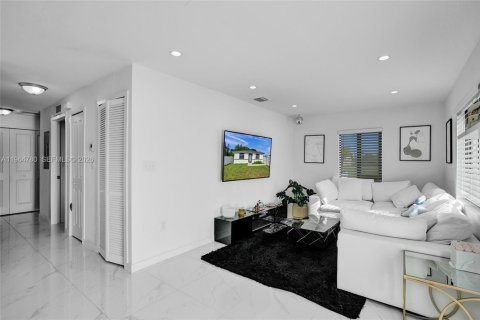 Casa en alquiler en Miami, Florida, 3 dormitorios, 107.67 m2 № 2026079 - foto 7