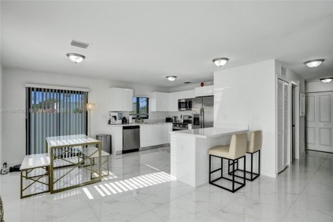 Casa en alquiler en Miami, Florida, 3 dormitorios, 107.67 m2 № 2026079 - foto 6