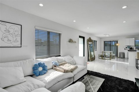 Casa en alquiler en Miami, Florida, 3 dormitorios, 107.67 m2 № 2026079 - foto 8