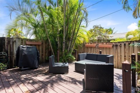 Снять в аренду таунхаус в Форт-Лодердейл, Флорида 3 спальни, 153.29м2, № 1231436 - фото 1