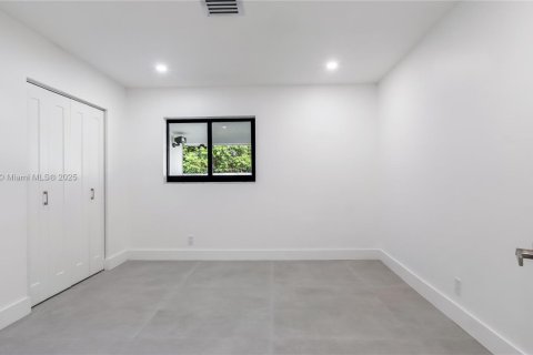 Купить виллу или дом в Уилтон-Мэнорс, Флорида 3 спальни, 168.9м2, № 1951893 - фото 17