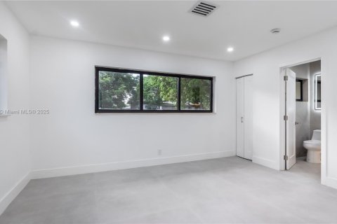 Купить виллу или дом в Уилтон-Мэнорс, Флорида 3 спальни, 168.9м2, № 1951893 - фото 13