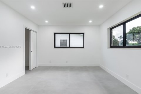 Купить виллу или дом в Уилтон-Мэнорс, Флорида 3 спальни, 168.9м2, № 1951893 - фото 4