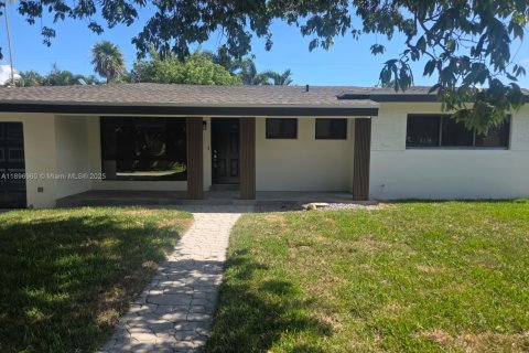 House in Wilton Manors, Florida 3 bedrooms, 168.9 sq.m. № 1951893 - photo 1
