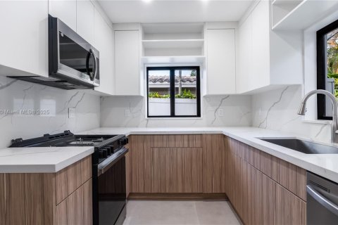 Купить виллу или дом в Уилтон-Мэнорс, Флорида 3 спальни, 168.9м2, № 1951893 - фото 25