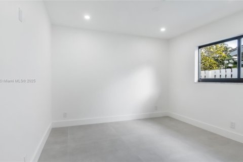 Купить виллу или дом в Уилтон-Мэнорс, Флорида 3 спальни, 168.9м2, № 1951893 - фото 15