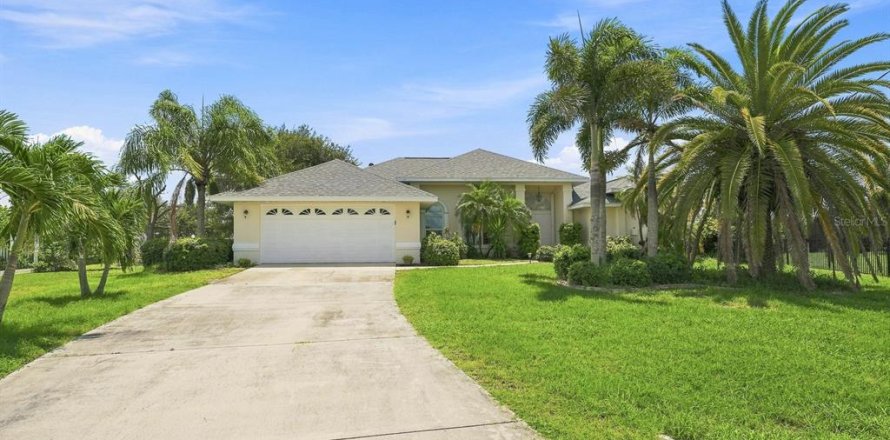 House in Port Charlotte, Florida 3 bedrooms, 179.21 sq.m. № 2199947