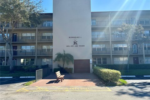 Condo in Pembroke Pines, Florida, 1 bedroom  № 1811536 - photo 1