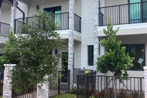 Таунхаус в Дорал, Флорида 3 спальни № 2000856