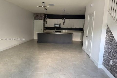 Снять в аренду таунхаус в Дорал, Флорида 3 спальни, № 2000856 - фото 3