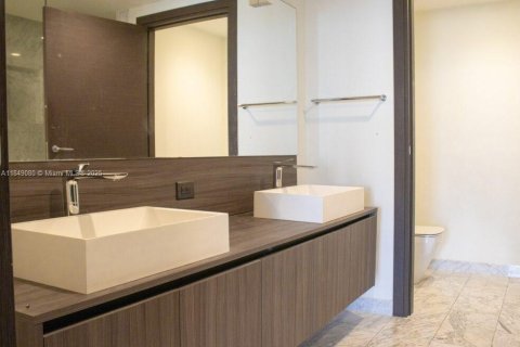 Condo in Miami, Florida, 1 bedroom  № 1936624 - photo 7
