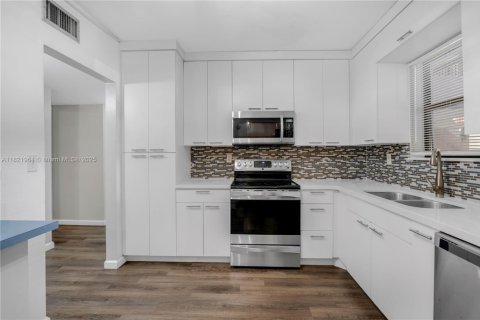 Condo in Miami, Florida, 2 bedrooms  № 1783666 - photo 9