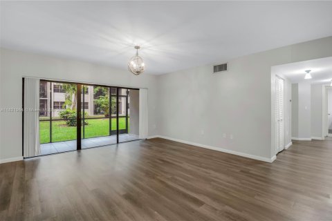 Condo in Miami, Florida, 2 bedrooms  № 1783666 - photo 4