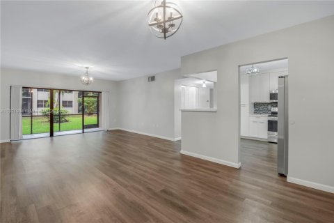 Condo in Miami, Florida, 2 bedrooms  № 1783666 - photo 3