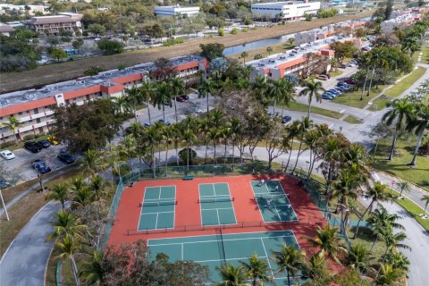 Copropriété à vendre à Sunrise, Floride: 2 chambres, 78.97 m2 № 2084387 - photo 17