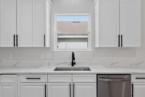 House in Clermont, Florida 4 bedrooms, 199.09 sq.m. № 2427528 - photo 12