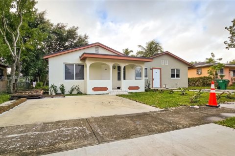 House in Miami, Florida 3 bedrooms, 85.19 sq.m. № 1743924 - photo 2