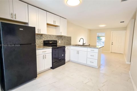 House in Miami, Florida 3 bedrooms, 85.19 sq.m. № 1743924 - photo 7