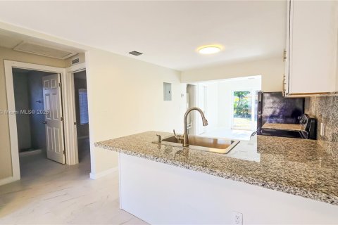 House in Miami, Florida 3 bedrooms, 85.19 sq.m. № 1743924 - photo 5