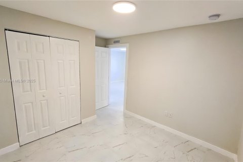 House in Miami, Florida 3 bedrooms, 85.19 sq.m. № 1743924 - photo 17