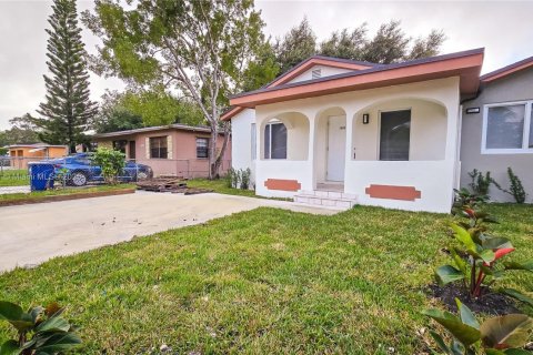 House in Miami, Florida 3 bedrooms, 85.19 sq.m. № 1743924 - photo 1