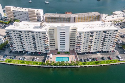 Copropriété à vendre à Hallandale Beach, Floride: 2 chambres, 139.35 m2 № 1781448 - photo 1