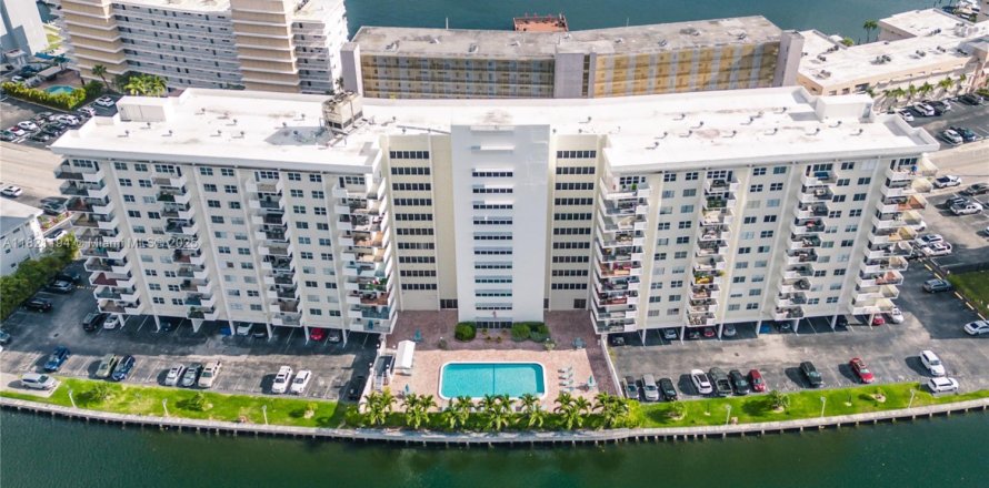Condo à Hallandale Beach, Floride, 2 chambres  № 1781448