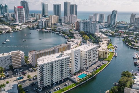 Copropriété à vendre à Hallandale Beach, Floride: 2 chambres, 139.35 m2 № 1781448 - photo 2
