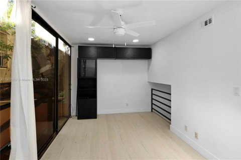 Condominio en venta en Miami, Florida, 2 dormitorios, 122.72 m2 № 1965680 - foto 11