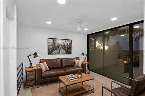 Condominio en venta en Miami, Florida, 2 dormitorios, 122.72 m2 № 1965680 - foto 1