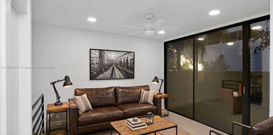 Condominio en Miami, Florida, 2 dormitorios № 1965680