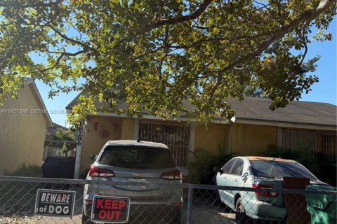 House in Homestead, Florida 3 bedrooms, 134.71 sq.m. № 2027673 - photo 1