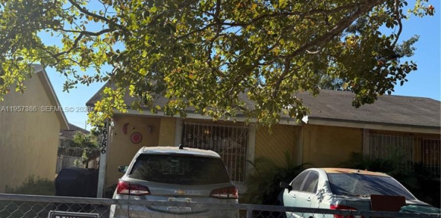 House in Homestead, Florida 3 bedrooms, 134.71 sq.m. № 2027673