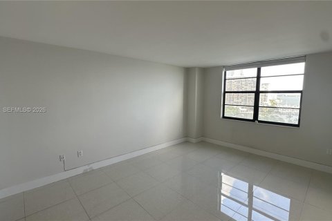 Condo in Miami, Florida, 1 bedroom  № 2047511 - photo 19