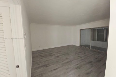 Condo in Miami, Florida, 1 bedroom № 1930100 - photo 4