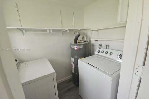 Condo in Miami, Florida, 1 bedroom № 1930100 - photo 9