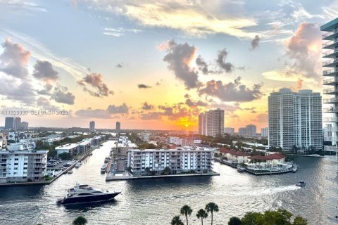 Condominio en alquiler en Sunny Isles Beach, Florida, 2 dormitorios, 115.2 m2 № 1988916 - foto 1