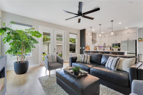 Casa en venta en Orlando, Florida, 5 dormitorios, 216.37 m2 № 1676016 - foto 24