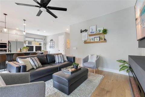 Casa en venta en Orlando, Florida, 5 dormitorios, 216.37 m2 № 1676016 - foto 25