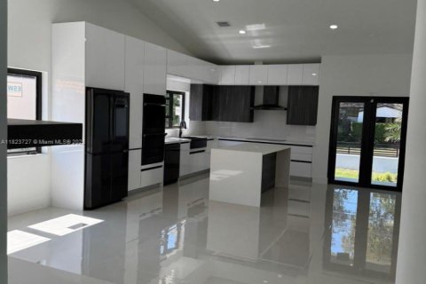 House in Coral Gables, Florida 5 bedrooms, 207.36 sq.m. № 1790871 - photo 7