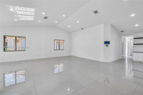 House in Coral Gables, Florida 5 bedrooms, 207.36 sq.m. № 1790871 - photo 14