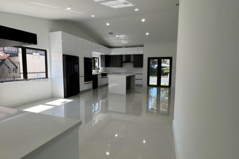 House in Coral Gables, Florida 5 bedrooms, 207.36 sq.m. № 1790871 - photo 4