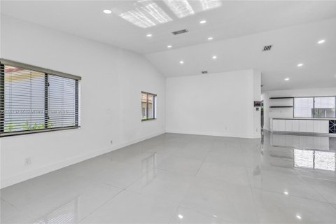 House in Coral Gables, Florida 5 bedrooms, 207.36 sq.m. № 1790871 - photo 12