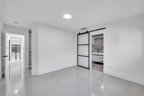 House in Coral Gables, Florida 5 bedrooms, 207.36 sq.m. № 1790871 - photo 24