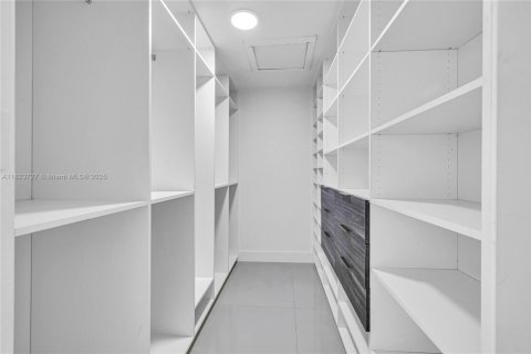 House in Coral Gables, Florida 5 bedrooms, 207.36 sq.m. № 1790871 - photo 28